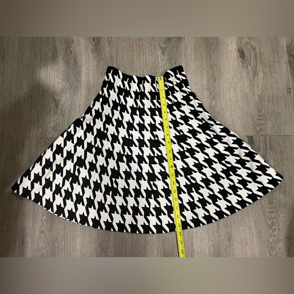 Classic Concepts black and white flare skirt - Picture 2 of 6